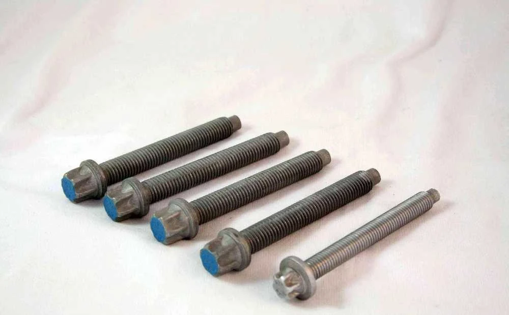BMW E60 E82 E83 pavarų dėžės tvirtinimo varžtų rinkinys originalus 23000392607