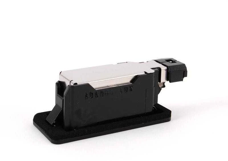 BMW E70 E71 E93 valstybinio numerio ženklo žibinto mazgas originalus 63267176934