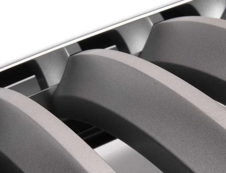BMW E70 priekinio radiatoriaus "Kidney Titanium" grotelės dešinėje pusėje originalios 51137185224