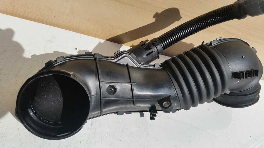 BMW E81 E88 E90 E93 filtruoto oro vamzdis originalus 13717804846