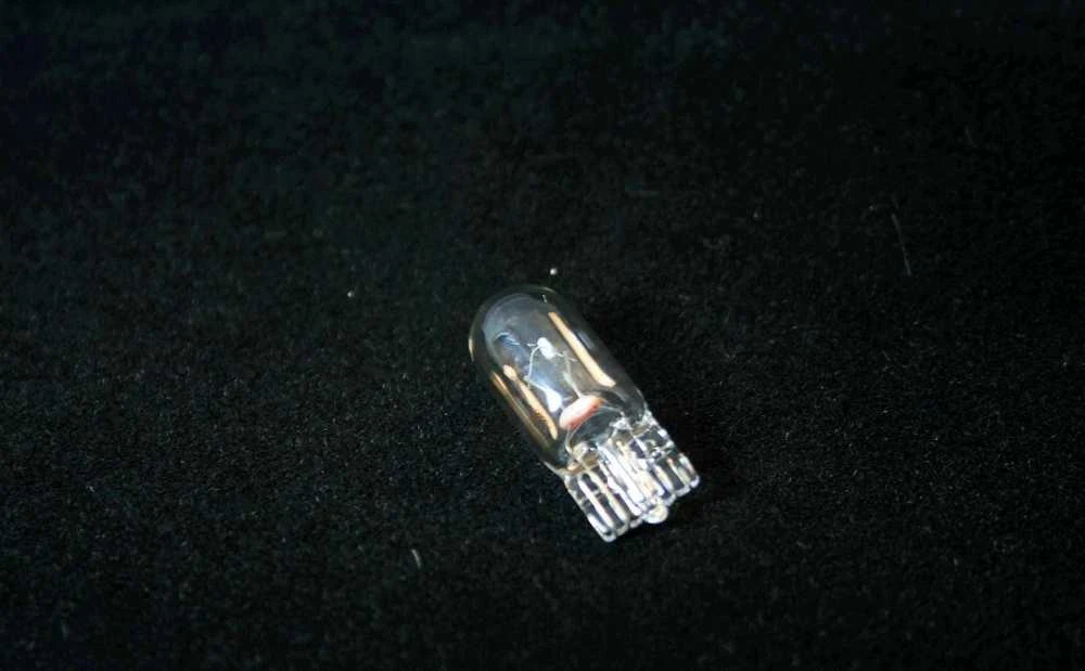 BMW E81 priekinių žibintų lemputė Originali 63217160797