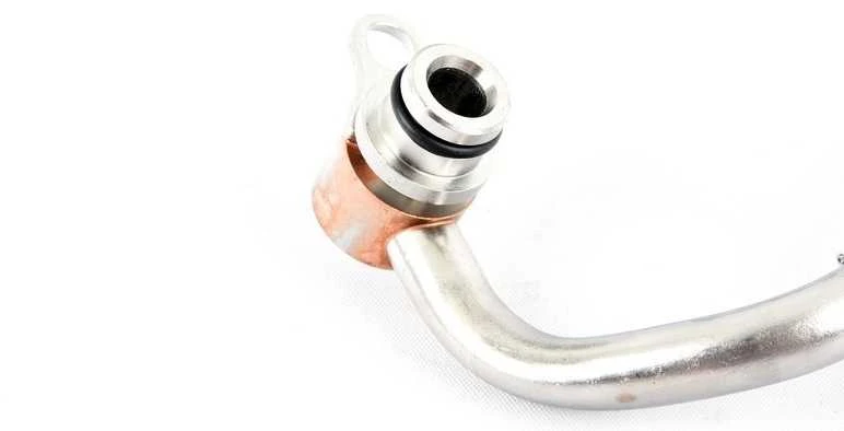 BMW E88 E92 turbokompresoriaus aušinimo skysčio linija originali 11537558900
