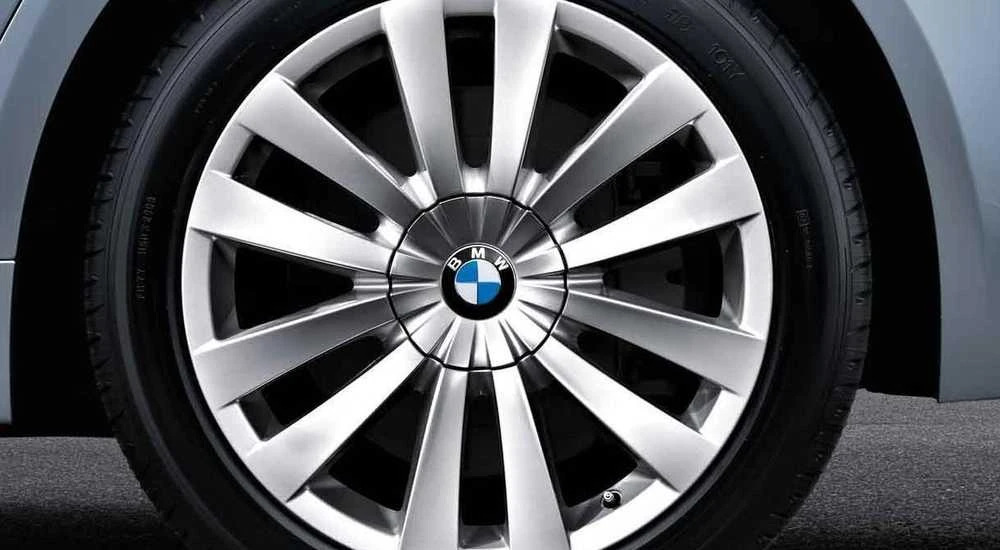 BMW F07 Lydinių ratų stebulės centrinis dangtelis originalus 36136769370