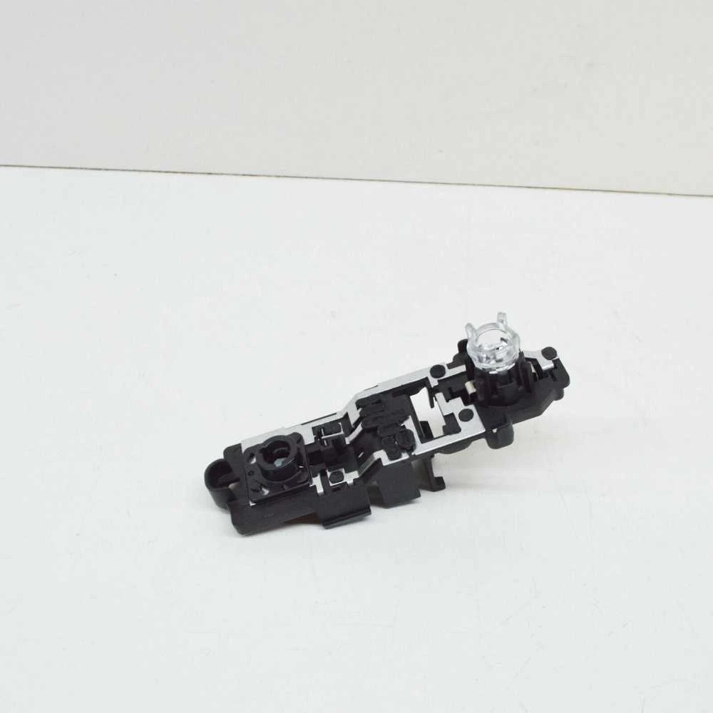 BMW F25 X3 2011-2017 Kairės arba dešinės pusės vidinės lemputės laikiklis liukui 6321728888199 Originalus