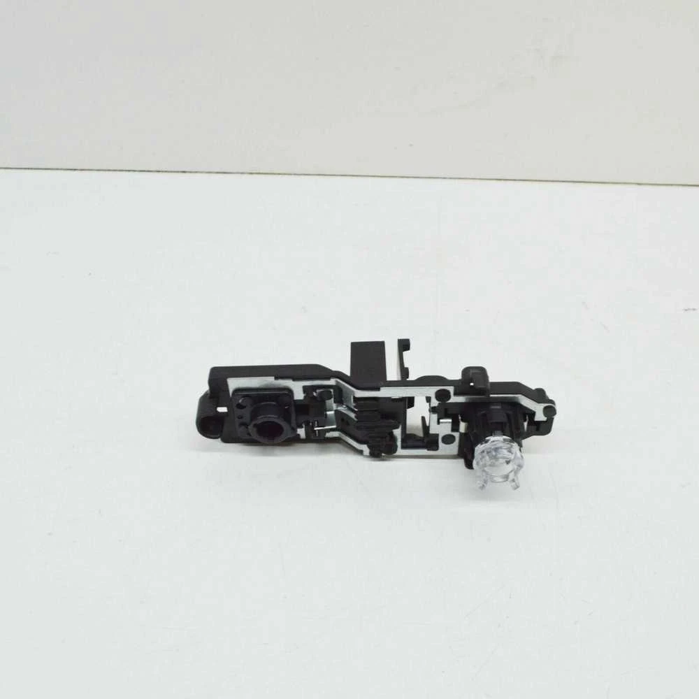 BMW F25 X3 2011-2017 Kairės arba dešinės pusės vidinės lemputės laikiklis liukui 6321728888199 Originalus