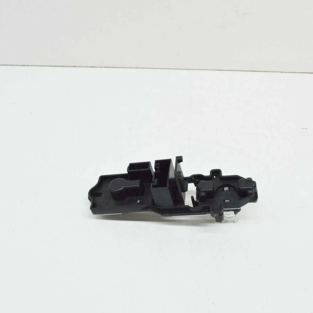 BMW F25 X3 2011-2017 Kairės arba dešinės pusės vidinės lemputės laikiklis liukui 6321728888199 Originalus