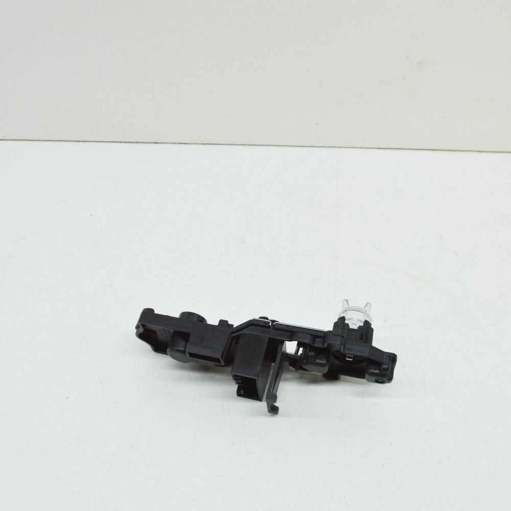BMW F25 X3 2011-2017 Kairės arba dešinės pusės vidinės lemputės laikiklis liukui 6321728888199 Originalus
