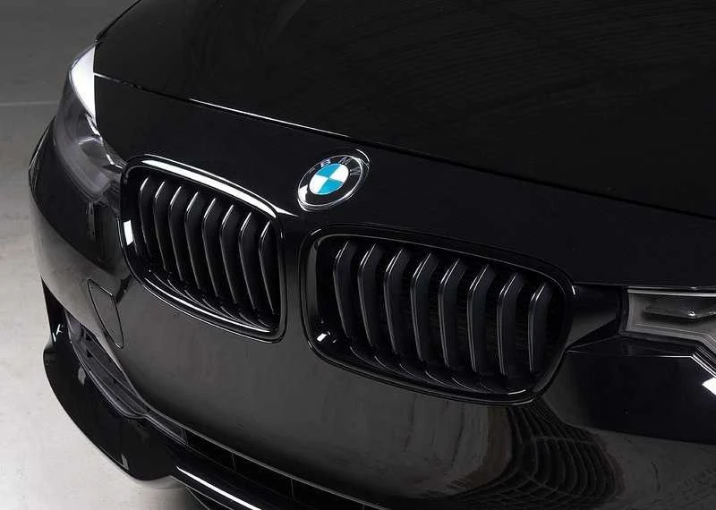 BMW F30 F31 Priekinis Juodas Blizgus Ornam Grille Originalus 51712240778
