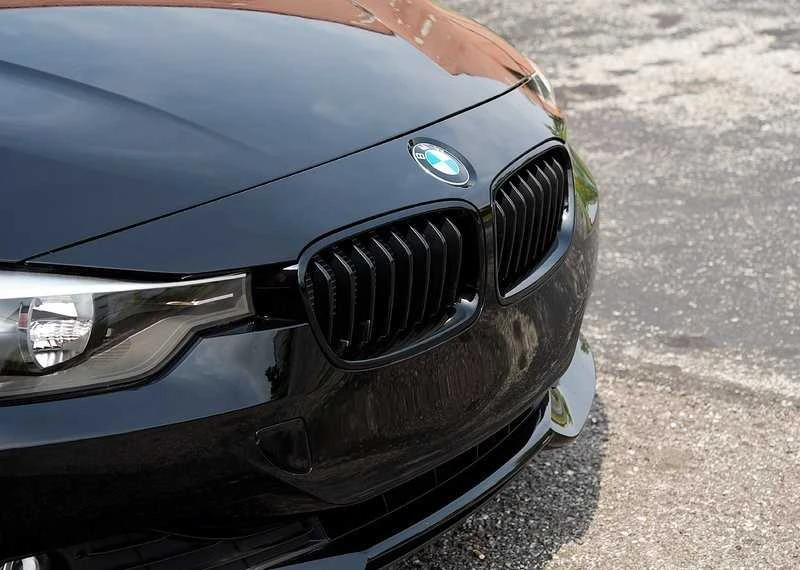 BMW F30 F31 Priekinis Juodas Blizgus Ornam Grille Originalus 51712240778