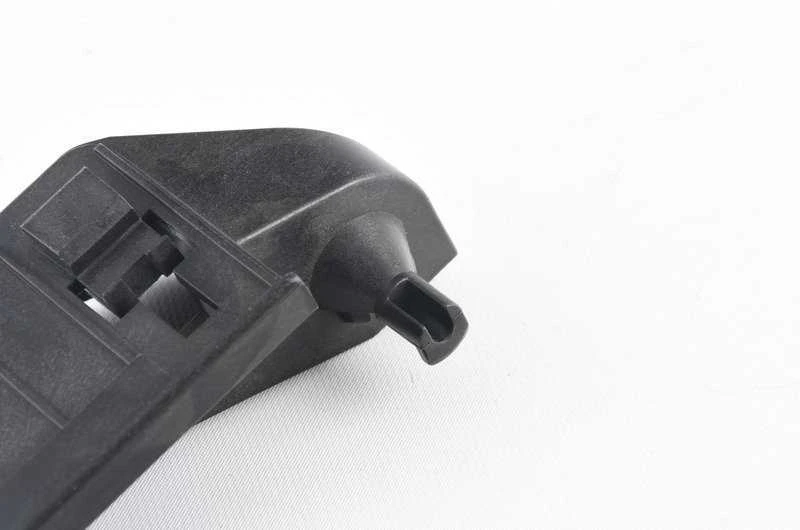BMW F30 įsiurbimo duslintuvo kairysis kronšteinas originalus 13718515794