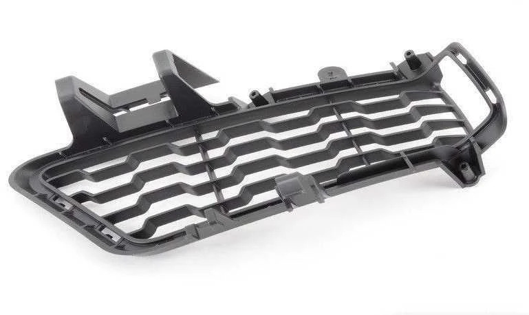 BMW F30 priekinio bamperio grotelės dešinės pusės originalios 51118068126