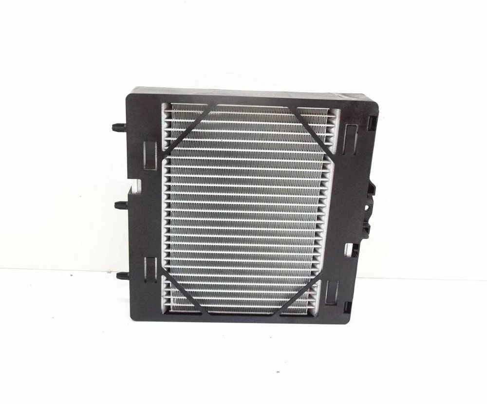 BMW F80 F82 F83 M3 M4 pagalbinis aušinimo skysčio radiatorius kairėje OEM 17112284603 originalus