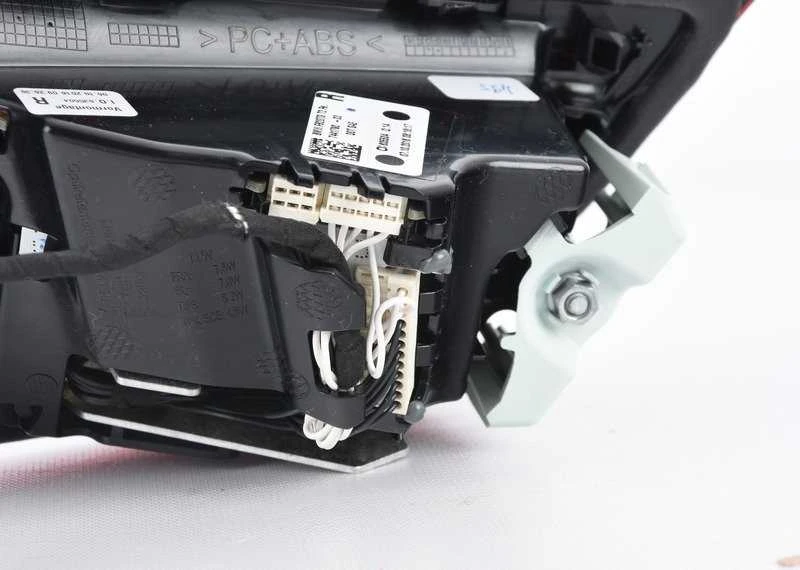 BMW F82 M4 Galinė Šviesa Bagažinės Durelės Dešinė Originalus 63217441790