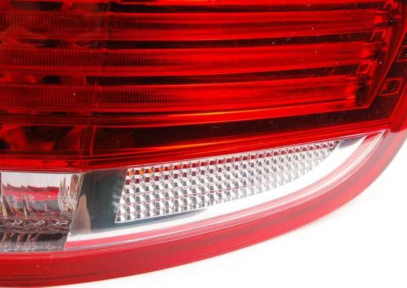 BMW Galinio Šviesos Dešinės Pusės Panelio Originalus 63217174404