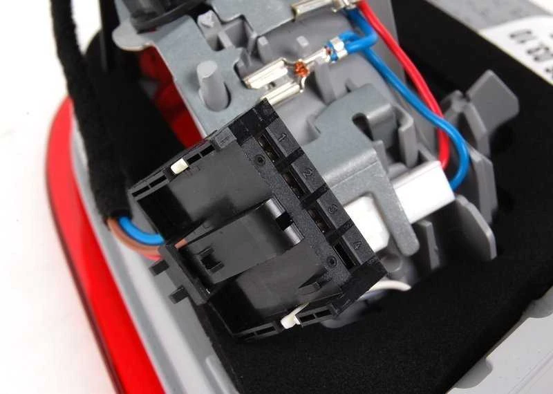 Bmw Galinis Žibintas Bagažinės Dangtyje Dešinėje E93 63217252784