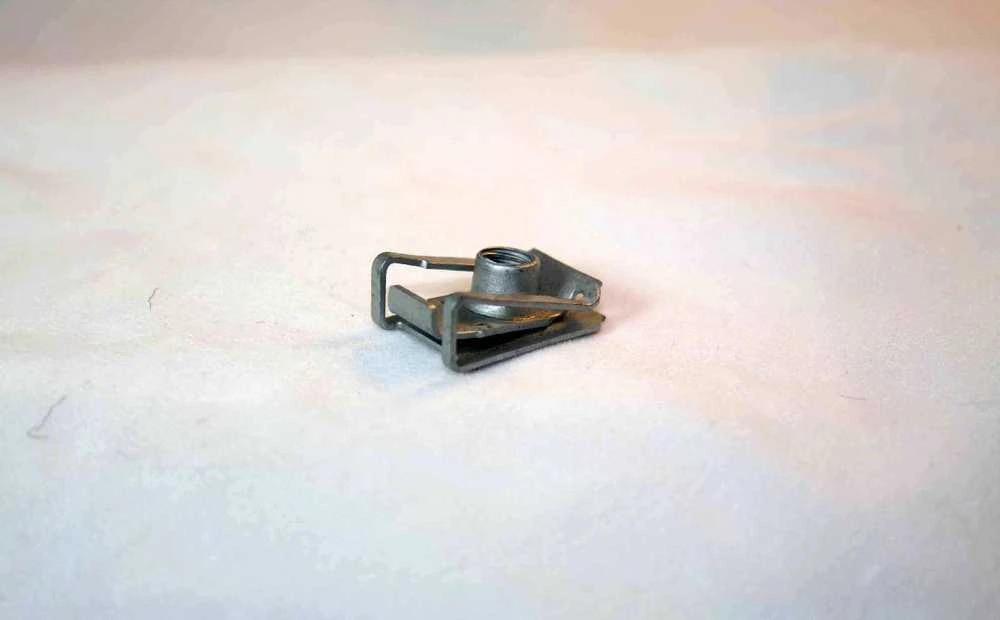 BMW kėbulo važiuoklės užrakto tvirtinimo veržlė M6 x 1,00 mm 7060601 41357060601