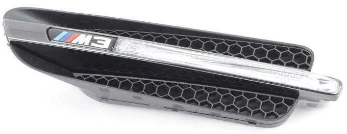 BMW M3 E90 priekinis sparnas, juodos chromuotos grotelės, kairės 51137981105 Originalus