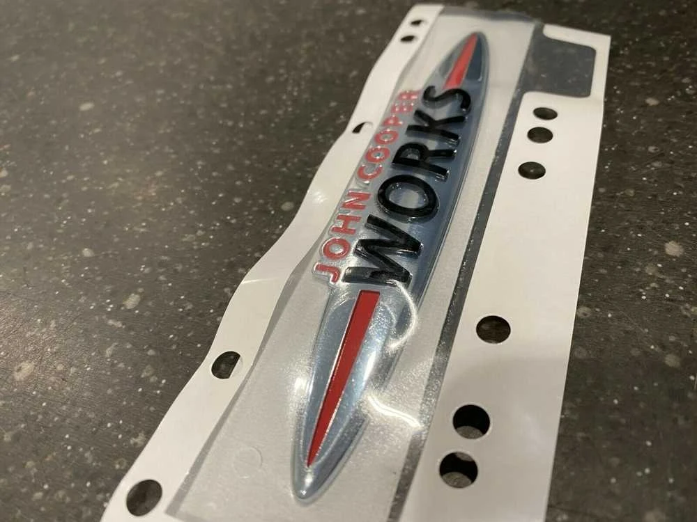 BMW MINI JCW išlenkta priekinių grotelių emblema F55/F56/F57 LCI 51115A346F8 Originali