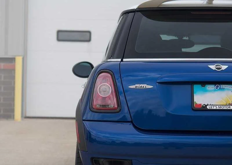 BMW MINI JCW R ženkliukas ant galinių durelių 51147476376 Originalus