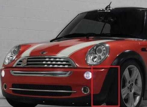 BMW "Mini" priekinio bamperio išorinis plastikinis apvadas 51117130312 originalus