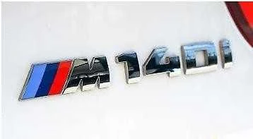 BMW NAUJA AUTENTIŠKA 1 SERIJOS F20 F21 EMBLEMA ŽENKLAS ETIKETĖS KLIJUOTĖ M 140i 8067077