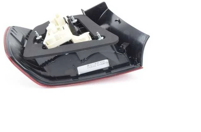 BMW X1 F48 16d 18d 18d 18dX 18i galinis žibintas bagažinės dangčio kairėje pusėje originalus 63217350697