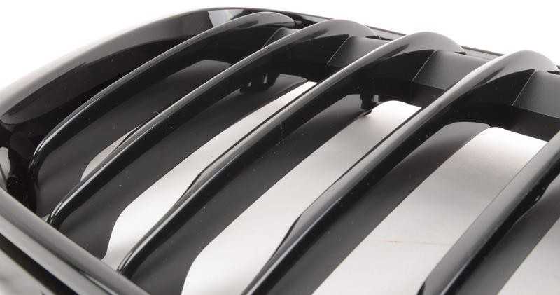 BMW X1 Serija F48 Priekinis Bamperio Grotelės Dešinė Blizgi Juoda 2407732 Originali