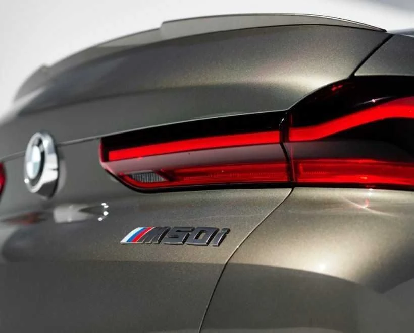 BMW X6 G06 galinė bagažinės emblema "M50i" juoda 51142472842 originali