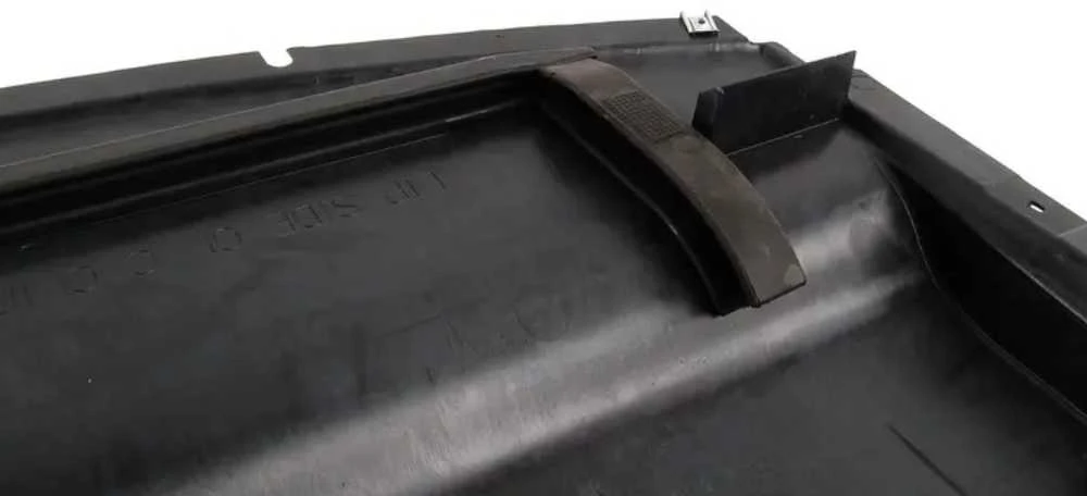 Bmw Z4 E85 E86 Ekranas Po Variklio Dangčiu Originalus 51717895804