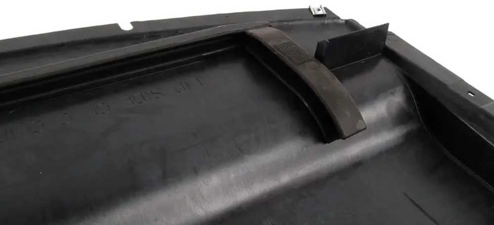 Bmw Z4 E85 E86 Ekranas Po Variklio Dangčiu Originalus 51717895804