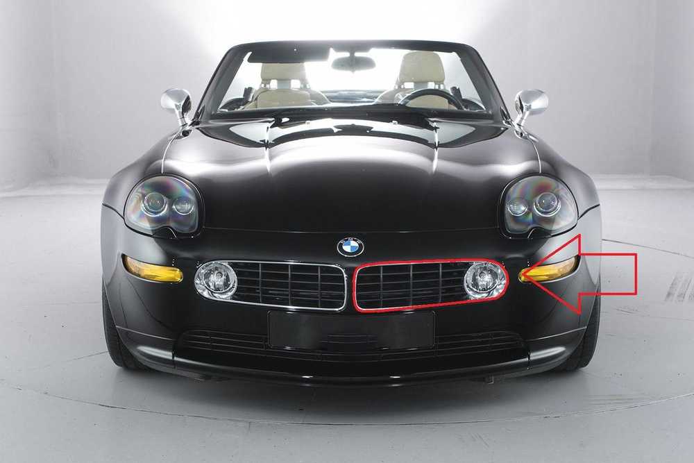 BMW Z8 priekinių išorinių grotelių apdailos žiedas dešinysis originalus 51138268232