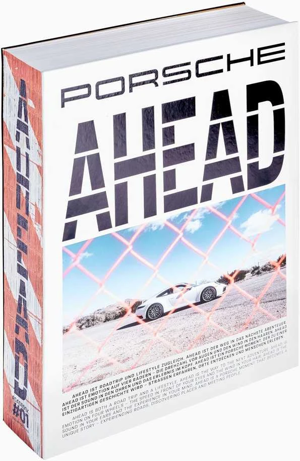 Knyga "PORSCHE AHEAD" prie kavos staliuko