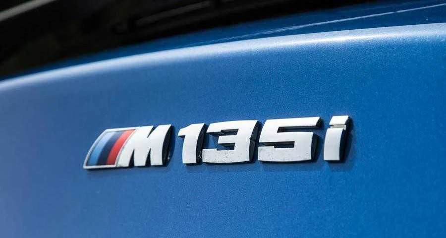 NAUJA OEM Originali BMW F20 F21 Bagažinės Dangčio M135i Emblema Ženklelis Logotipas 51148055785