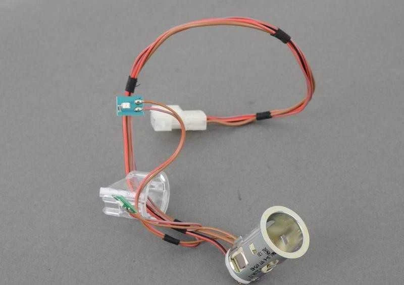 NAUJAS OEM BMW F10 F11 F12 F13 E70 E71 CIGARETĖS ŽIEBIMO KIŠTUKAS 6977675