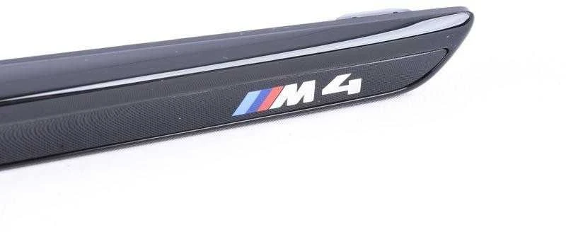 BMW F82 M4 blizgios juodos spalvos kairės pusės sparno grotelės originalios 51148068585
