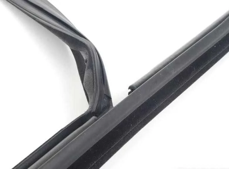 OEM PORSCHE CAYENNE 9PA PRIEKINIŲ DEŠINIŲ LANGŲ VADOVO KANALAS 95553143201 ORIGINALUS