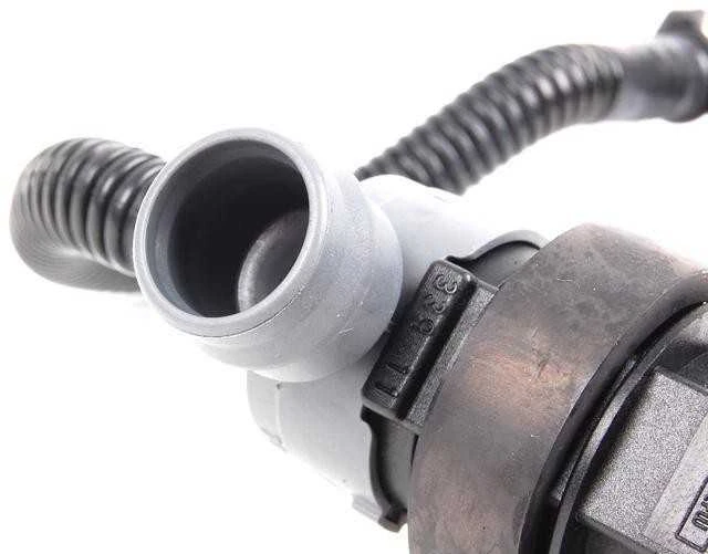 Originalus BMW 5 serijos E60 E61 kuro bako kvėpavimo vožtuvas su vamzdžiu OEM 13907618643