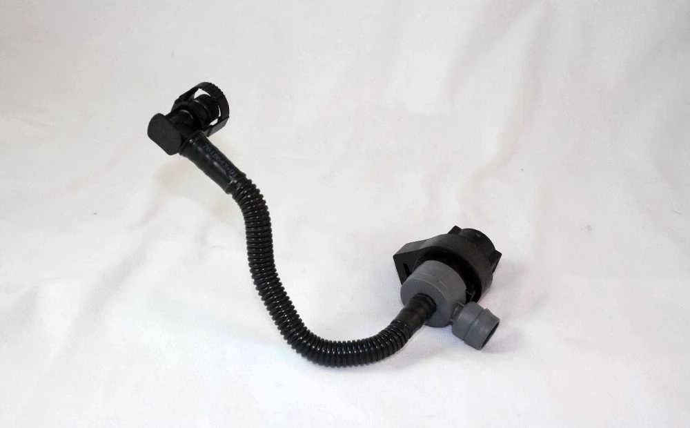 Originalus BMW 5 serijos E60 E61 kuro bako kvėpavimo vožtuvas su vamzdžiu OEM 13907618643