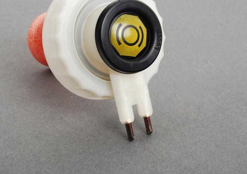 Originalus BMW E30 E32 E34 E36 Z3 kupė stabdžių dangtelio įspėjimo jungiklis OEM 34321162810
