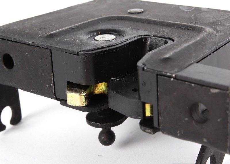 Originalus BMW E38 sedano durų užrakto pagrindas dešinėje OEM 51238164764