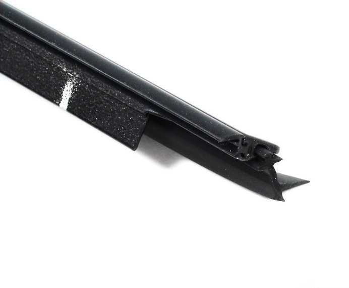 Originalus BMW E38 sedano priekinio stiklo apdailos sandariklis dešinėje OEM 51318125890