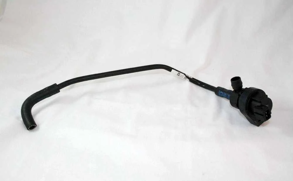 Originalus BMW E60 E61 E83 kuro bako kvėpavimo vožtuvas su vamzdžiu OEM 13907557923