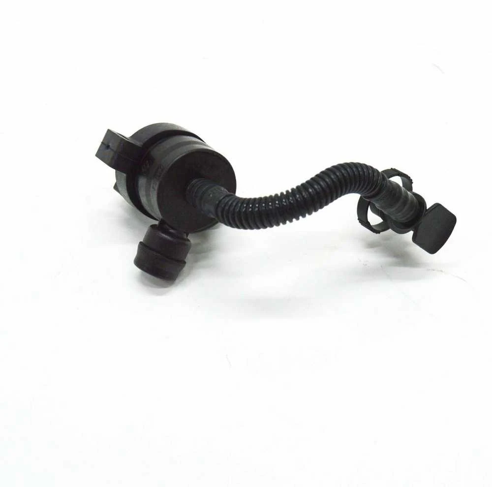 Originalus BMW E60N E61N E81 kuro bako kvėpavimo vožtuvas su vamzdžiu OEM 13907550387