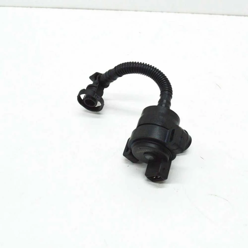 Originalus BMW E60N E61N E81 kuro bako kvėpavimo vožtuvas su vamzdžiu OEM 13907550387