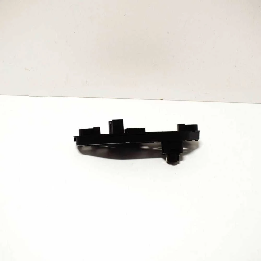 Originalus BMW E70 E70N lemputės laikiklis galinių žibintų šoniniam paneliui dešinėje OEM 63217262574
