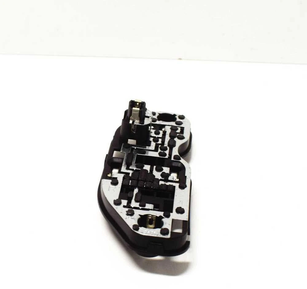 Originalus BMW E70 E70N lemputės laikiklis galinių žibintų šoniniam paneliui dešinėje OEM 63217262574