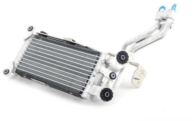 Originalus BMW E82 E88 135i M kupė variklio alyvos aušintuvas OEM 17217564702