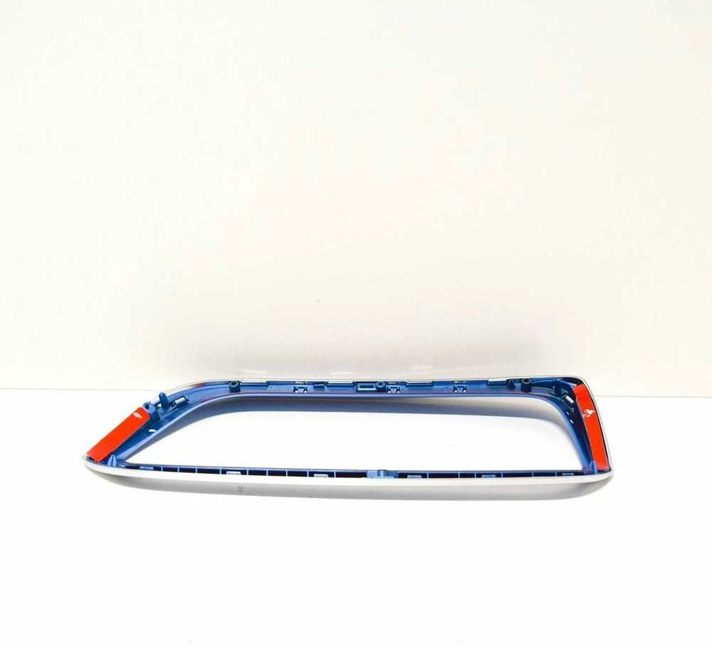Originalus BMW I3 priekinis radiatoriaus grotelių rėmas su mėlynu apvadu dešinėje OEM 51137375884