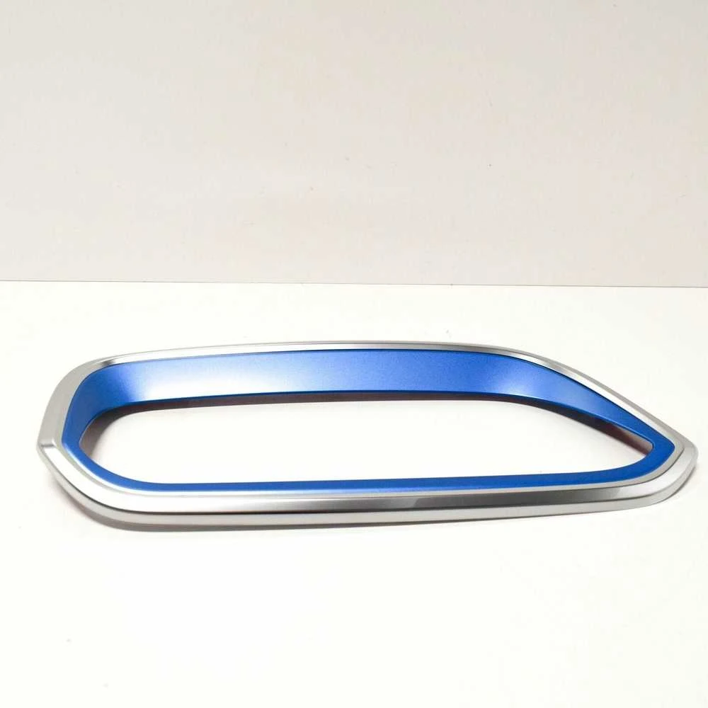 Originalus BMW I3 priekinis radiatoriaus grotelių rėmas su mėlynu apvadu dešinėje OEM 51137375884