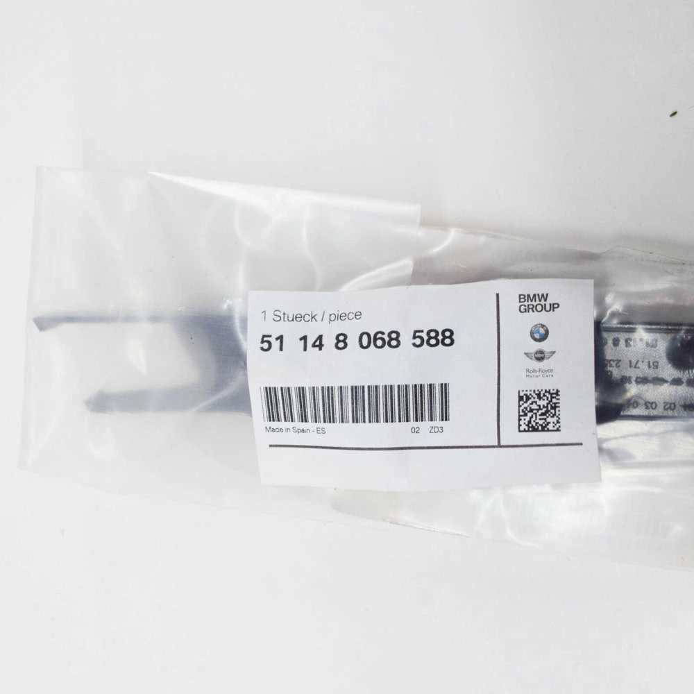 Originalus BMW M3 blizgus juodas sparno groteles 51148068588